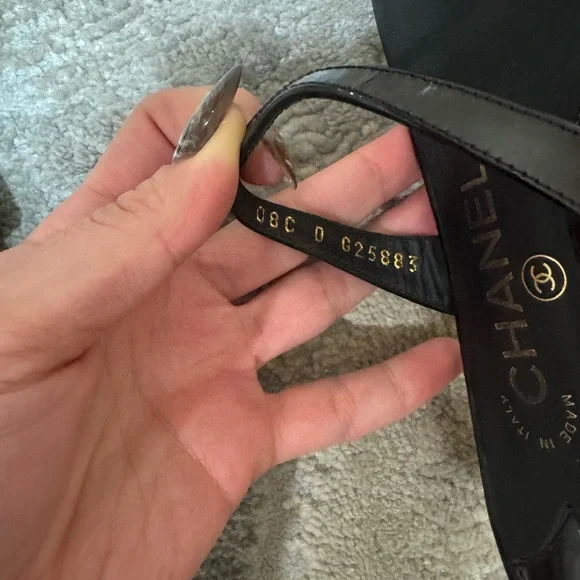 CHANEL Black Patent Leather CC Toe Ring Sandals size 37 - Picture 5 of 7